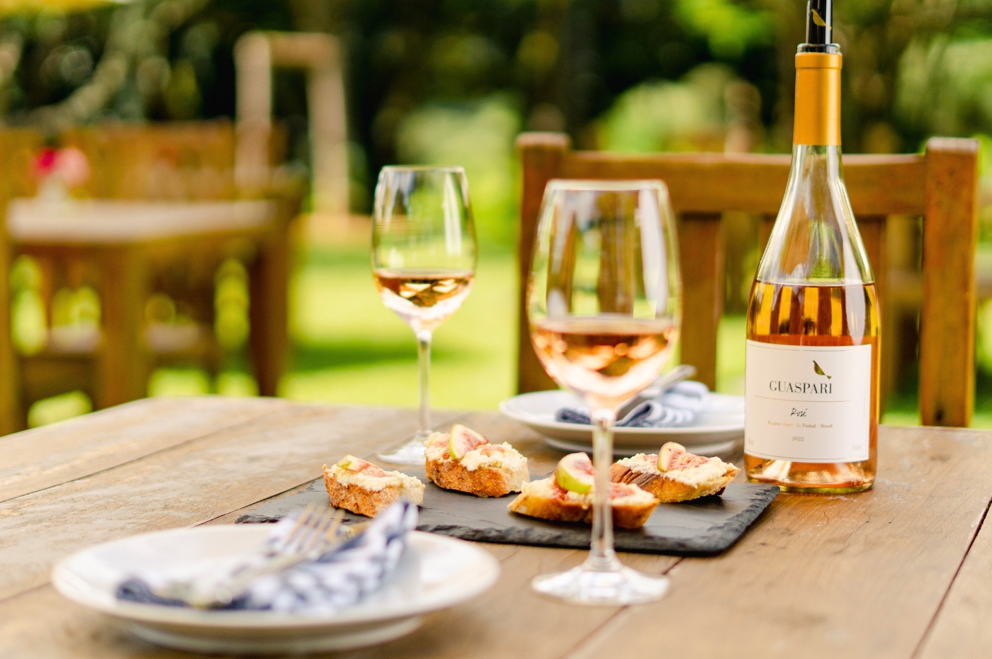 Vinho Rosé Guaspari servido no Wine Bar da vinícola, na companhia de bruschettas de figo com queijo