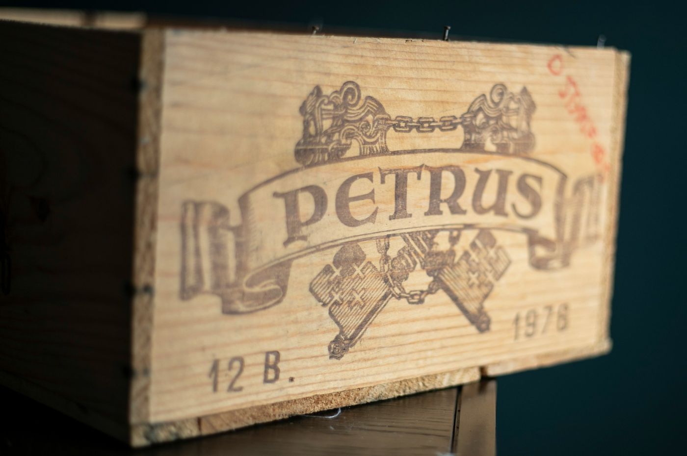Caixa de madeira do icônico vinho Château Petrus, um dos mais caros do mundo